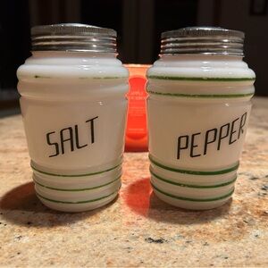 Vintage Hazel-Atlas Milk Glass “Beehive”Style Salt Pepper Set White & Green 4.5”